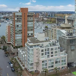 Apartment 1bd+den Condo, With Free Parking In Downtown! 