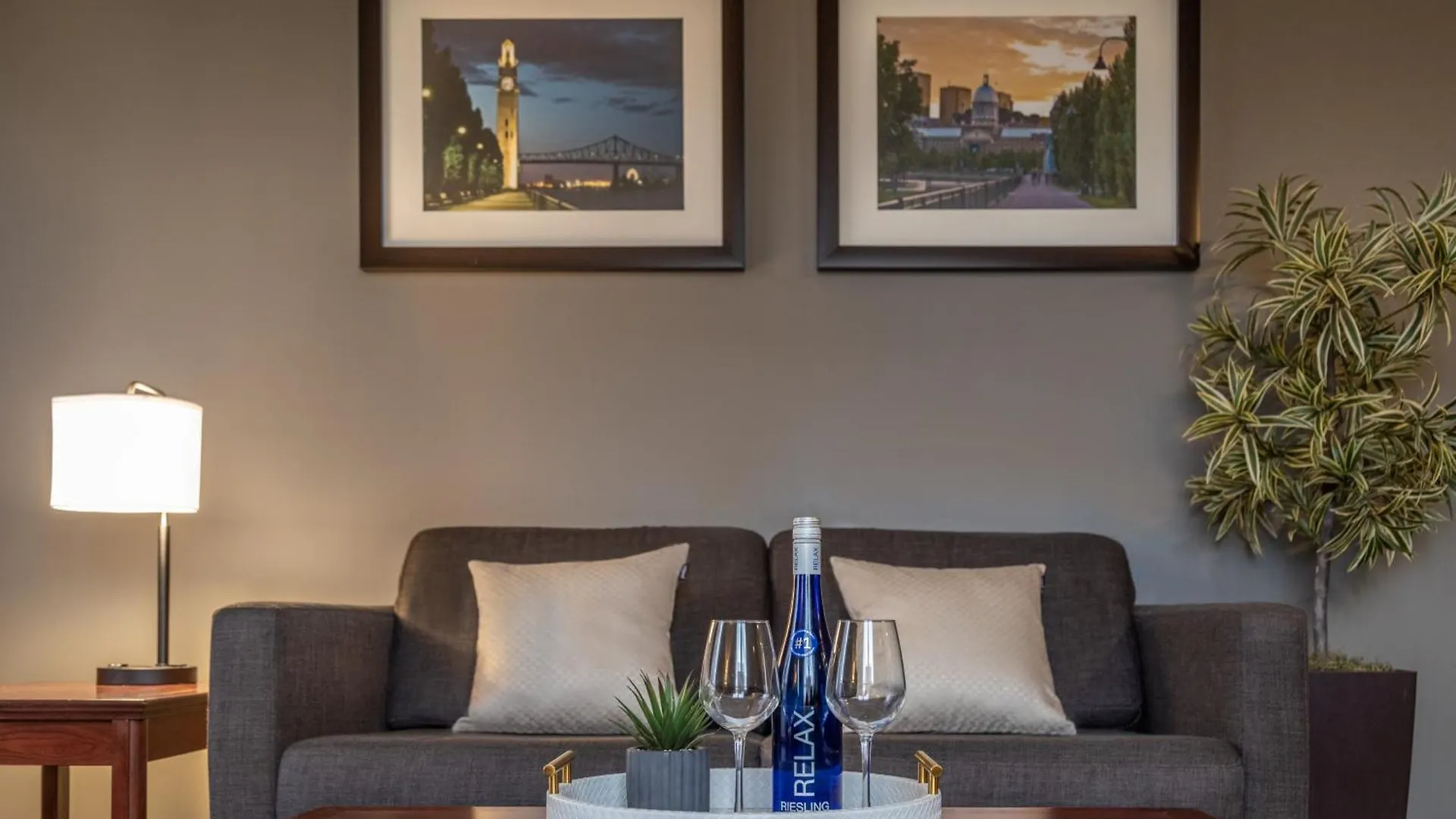 Hotel Faubourg Montreal Centre-Ville Downtown 3*,