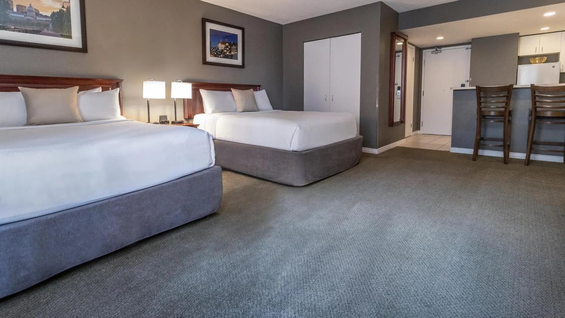 Hotel Faubourg Montreal Centre-Ville Downtown 3*,