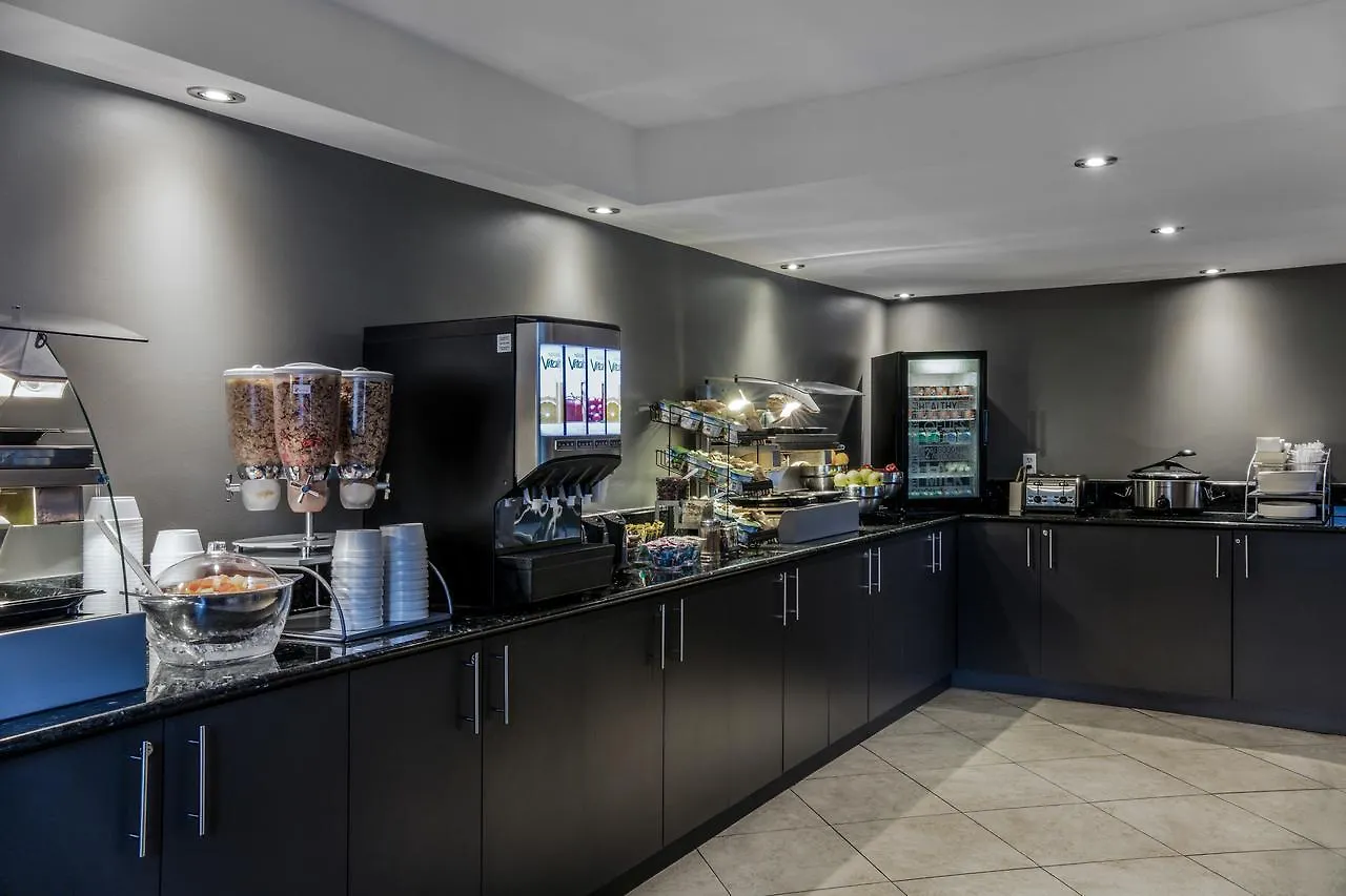 Hotel Faubourg Montreal Centre-Ville Downtown 3*,